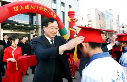 中国商网：衡中校长张文茂——用肩膀挑起学生的希望和梦想
