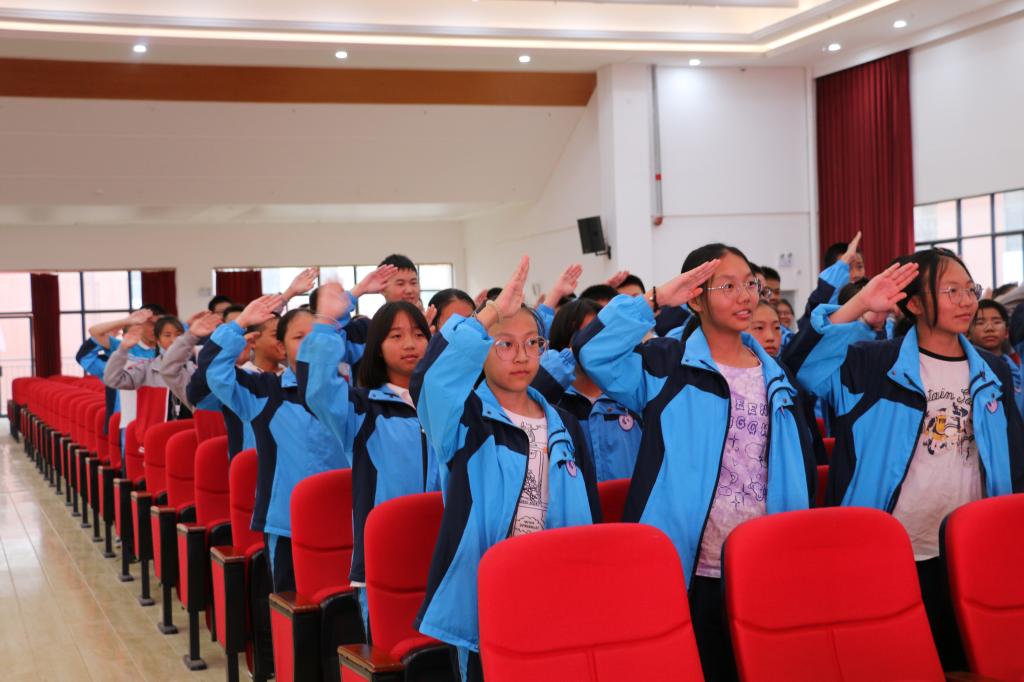 大队辅导员王太朋老师在发言中表达对同学们祝福:告别少先队,迎来人生