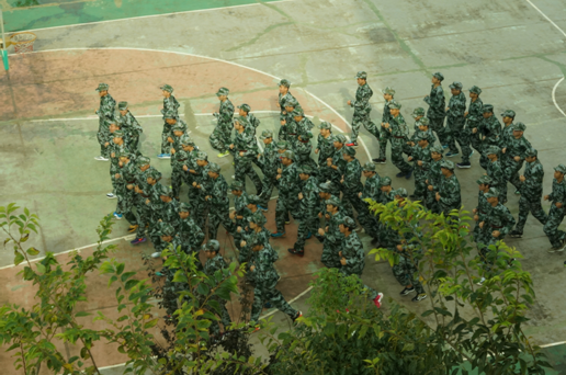 云南衡水呈贡实验中学2015届新生军训正式开始