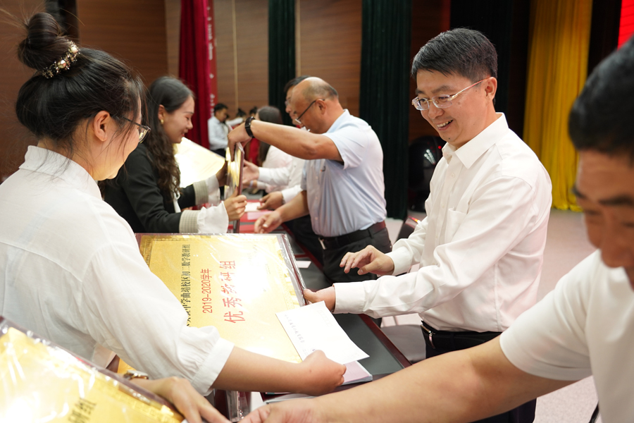 新华网|长水教育集团表彰46个优秀集体132名优秀教师