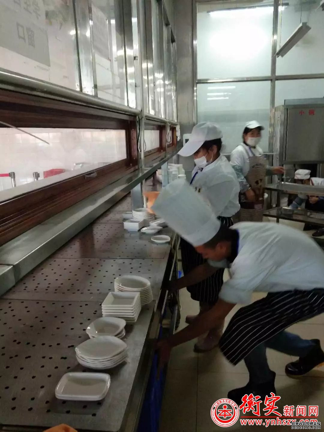 云南衡水实验中学宜良校区开展“食堂卫生大扫除和食品安全专项检