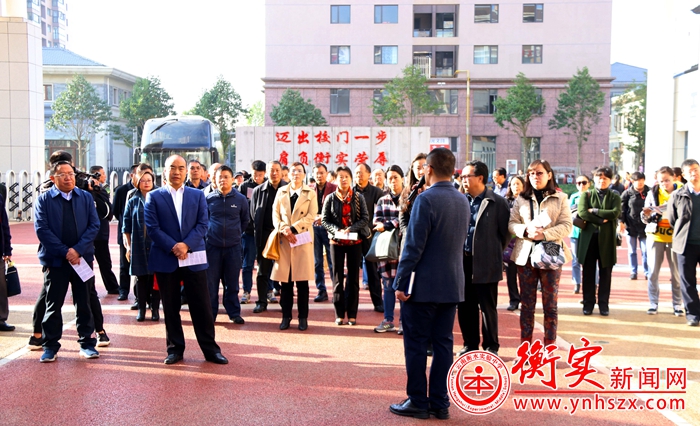 昆明市教育局局长刘绍安率队到云南衡水实验中学参观
