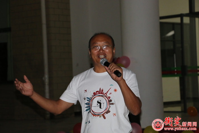 他“不怒自威”，却被学生亲切地称为“张大爹”，这位老师背后有