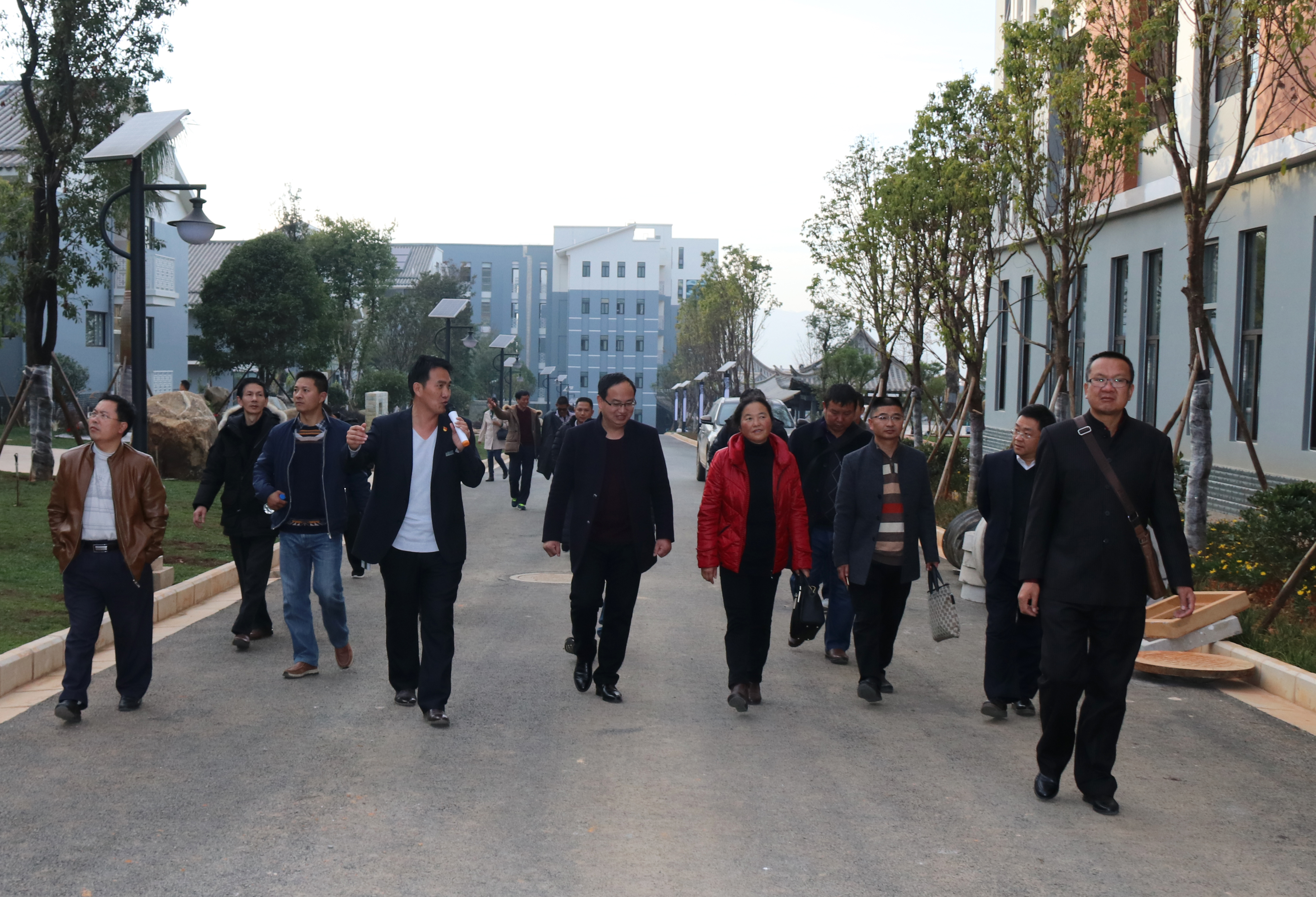 玉溪市教育局招办主任方丽华一行到云南玉溪衡水实验中学调研指导工作
