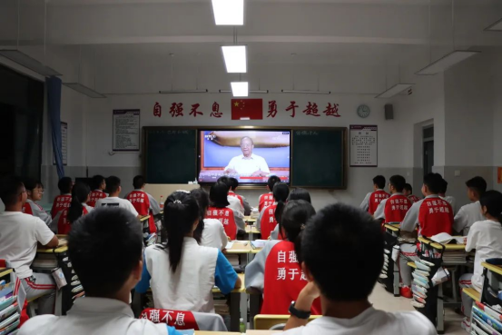 奋斗成就梦想丨文山长水实验中学中学全体师生观看《开学第一课》