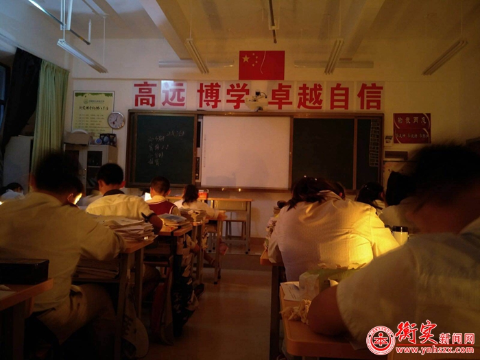 今夜，在烛光下奋斗的你们，最闪耀！