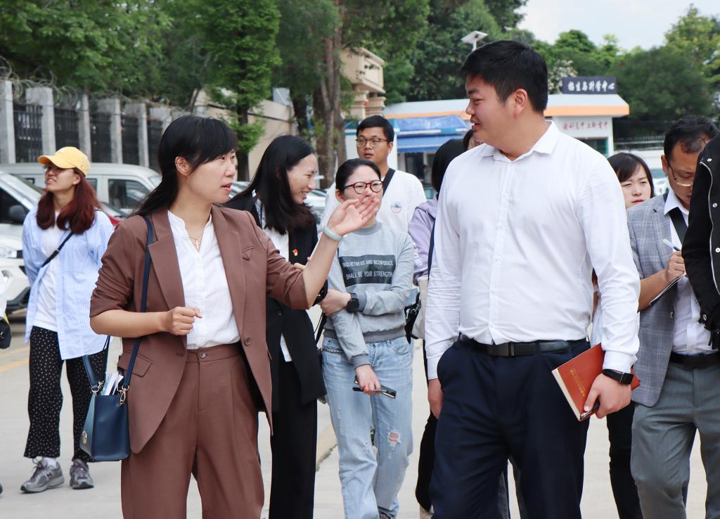 交流学习促提升 携手同行共发展丨长实中呈贡校区教师到校参观交流