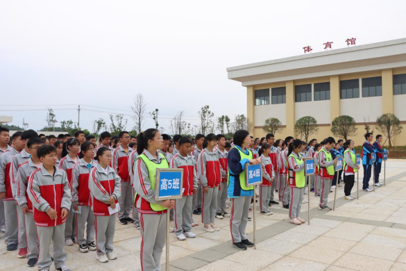 勤学，苦思——云南衡水实验中学文山校区第九周升旗仪式