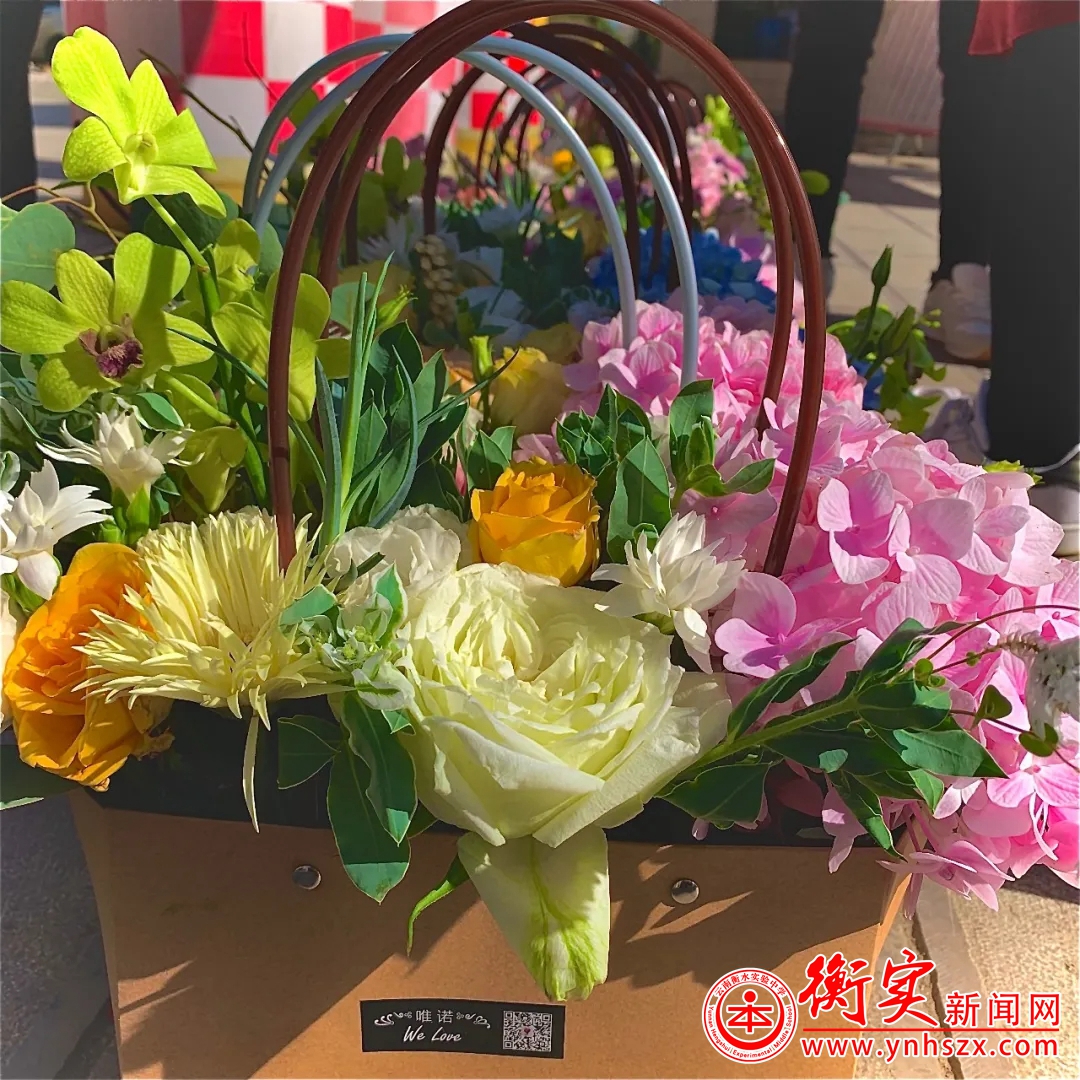 幸福像花儿一样| 云南衡水实验中学宜良校区开展三八节送花活动