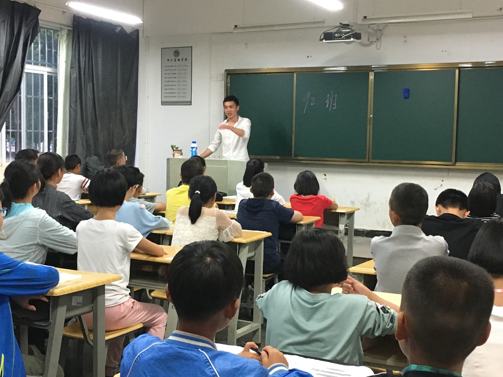 云南衡水实验中学呈贡校区新生入学第一课：入学班会