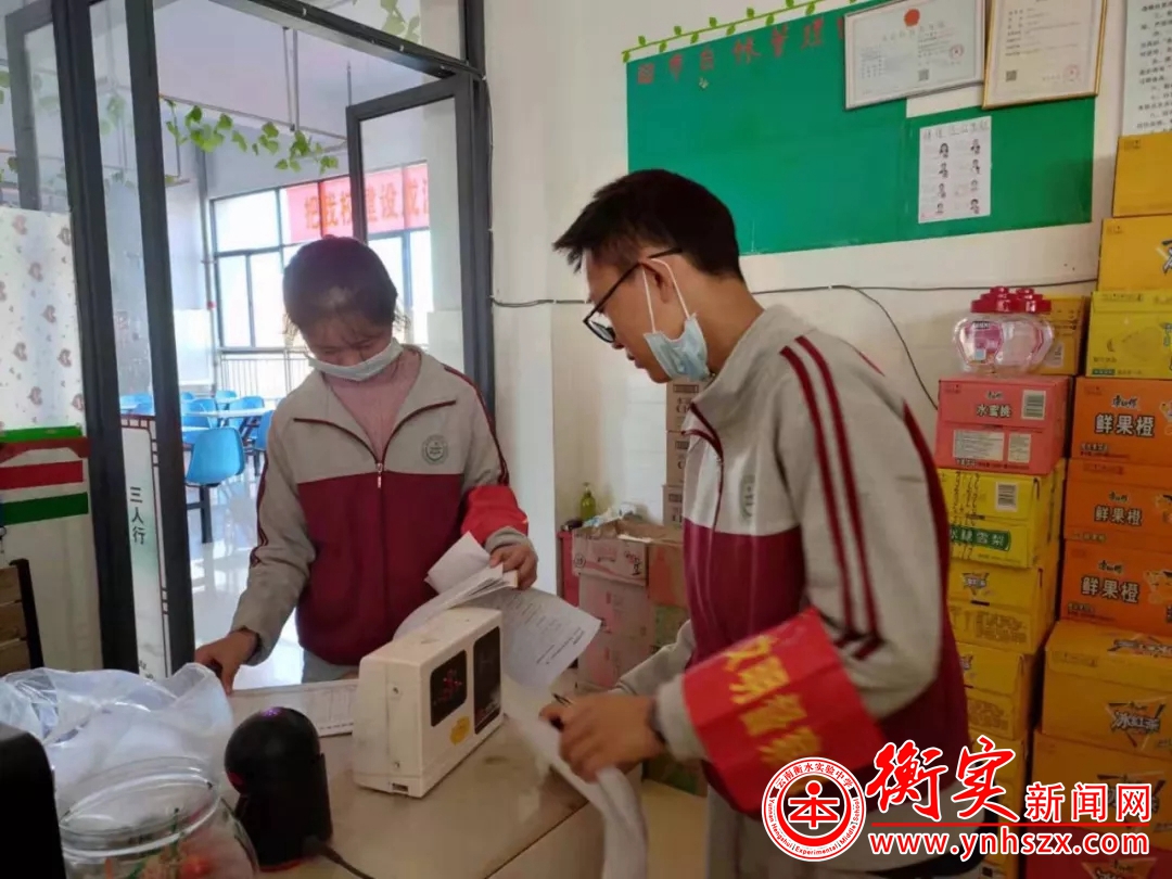 云南衡水实验中学宜良校区校学生会展开食堂卫生突击检查