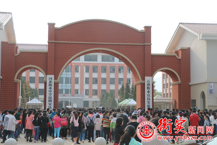 云南衡水实验中学宜良校区校园开放日，校区被数千家长挤爆！