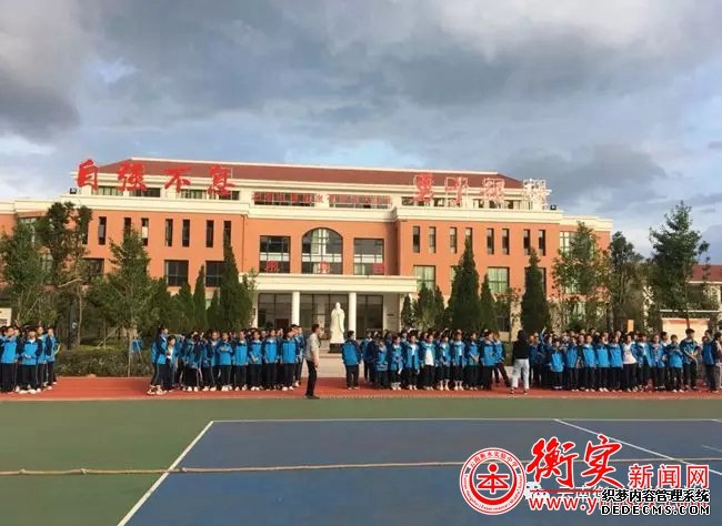 学习紧张天气冷，拔河比赛来放松
