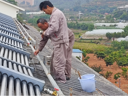 屋顶太阳能水管爆裂 物业水电师傅及时维修