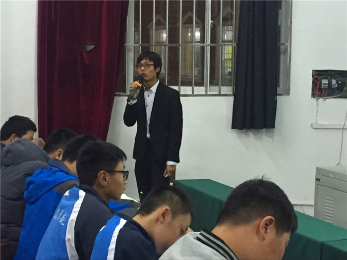 云南衡水实验中学举行高效“三三一”课堂小组建设培训