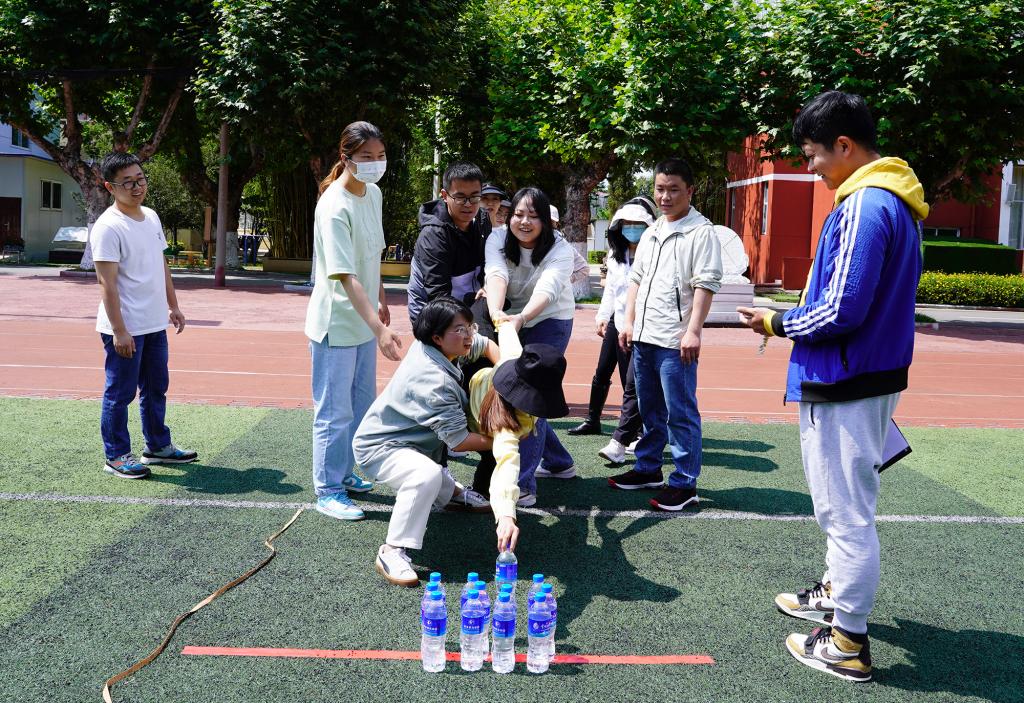 趣味运动愉悦身心 团结协作凝聚力量丨长实中教师趣味团建活动