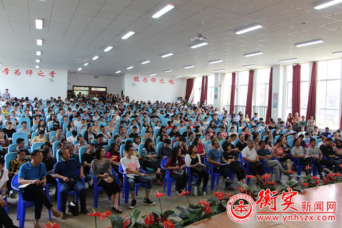 云南衡水实验中学高考志愿填报会火爆开场，家长全程录相